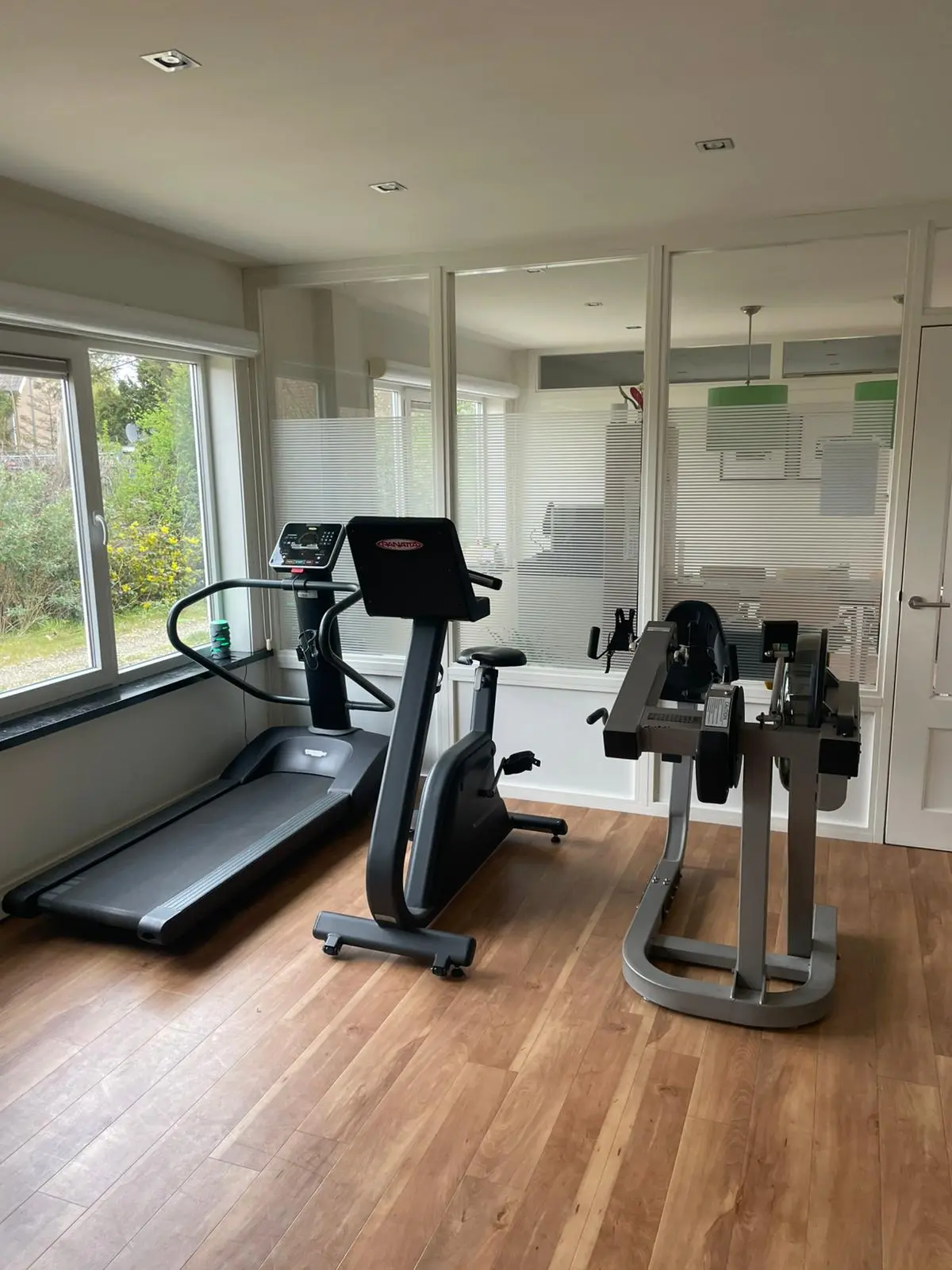 Fysio_van_Straten_Zicht op de wachtruimte vanuit de fitness ruimte 2 Fysio_van_Straten_Zicht op de wachtruimte vanuit de fitness ruimte 2