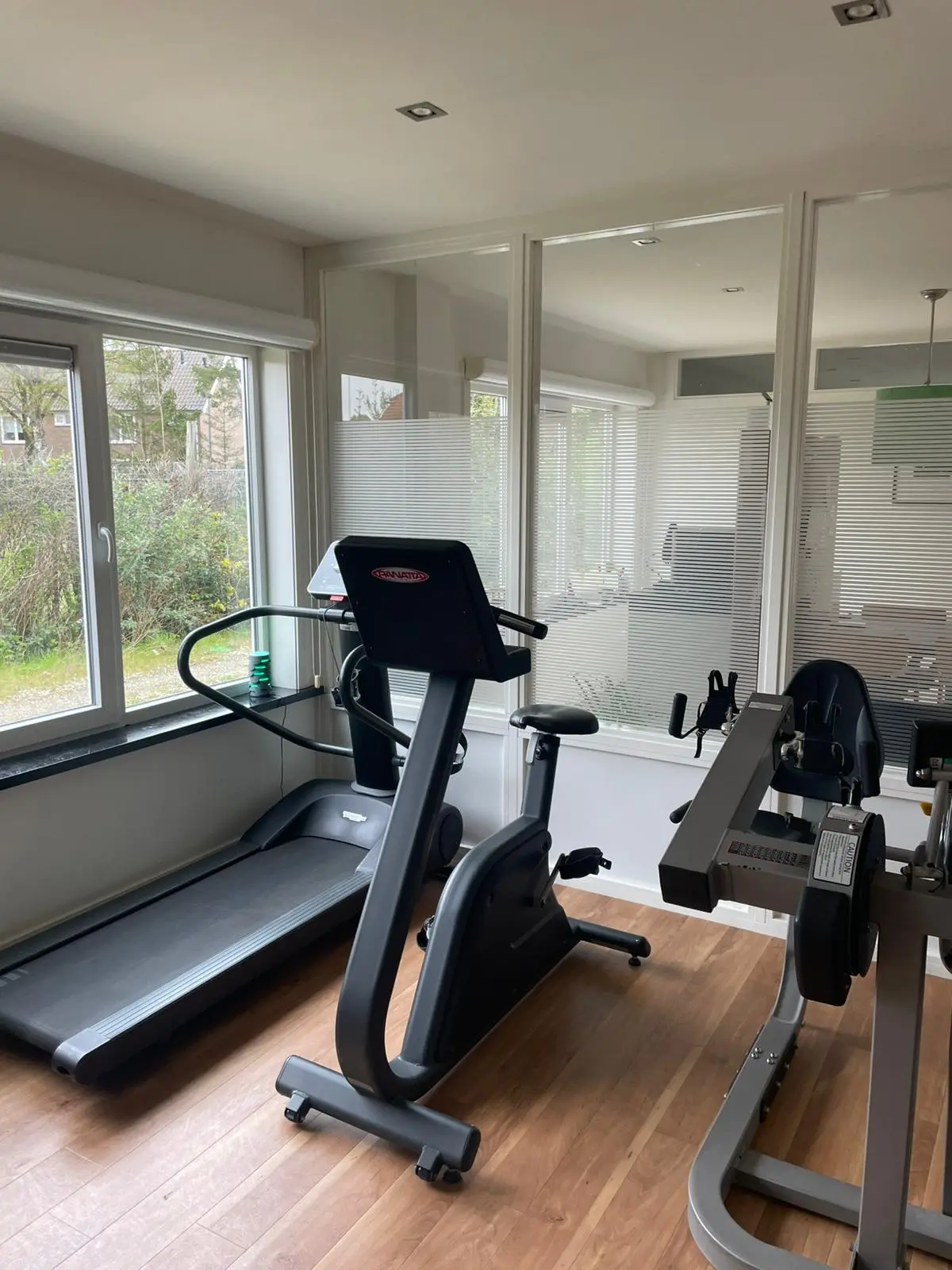 Fysio_van_Straten_Zicht op de wachtruimte vanuit de fitness ruimte Fysio_van_Straten_Zicht op de wachtruimte vanuit de fitness ruimte
